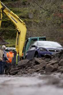 Máquina procede à retirada dos destroços resultantes de uma derrocada